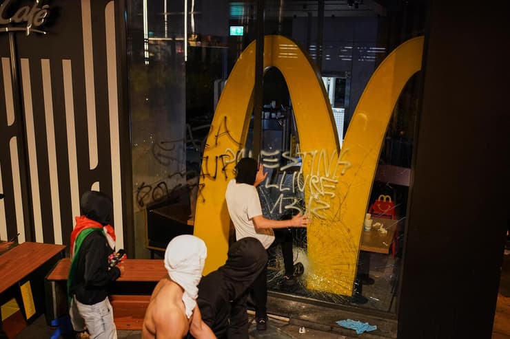 התפרעויות בהפגנה נגד ישראל פרו-פלסטינית בברצלונה ספרד