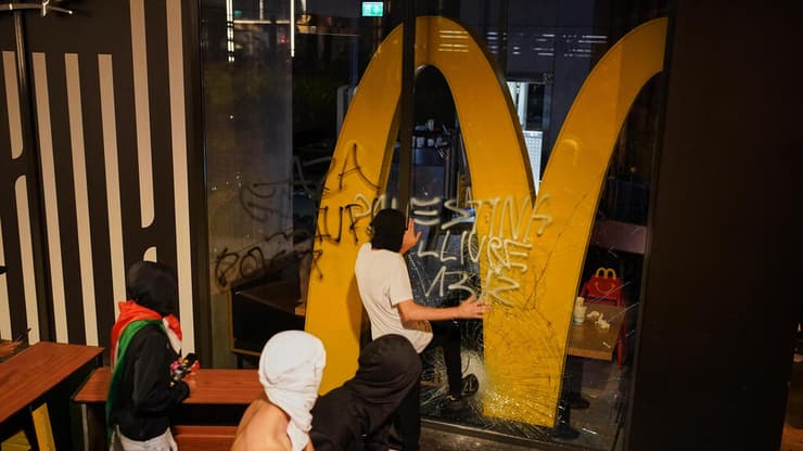 גרפיטי וונדליזם בהתפרעויות פרו-פלסטיניות (צילום: AP Photo/Joan Mateu Parra) התפרעויות בהפגנה נגד ישראל פרו-פלסטינית בברצלונה ספרד