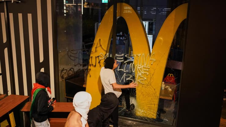 התפרעויות בהפגנה נגד ישראל פרו-פלסטינית בברצלונה ספרד