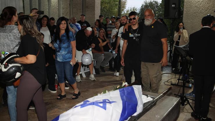 הלווייתו של החלל החטוף איתן לוי בבית העלמין בחולון