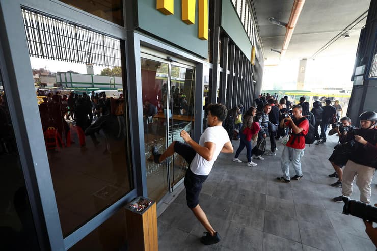 התפרעויות בהפגנה נגד ישראל פרו-פלסטינית בברצלונה ספרד