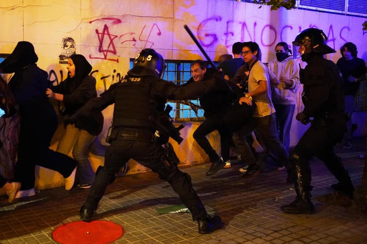 התפרעויות בהפגנה נגד ישראל פרו-פלסטינית בברצלונה ספרד