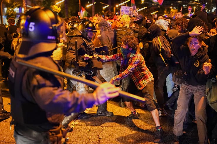 התפרעויות בהפגנה נגד ישראל פרו-פלסטינית בברצלונה ספרד