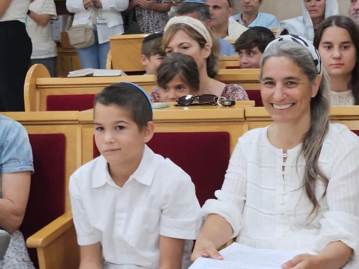 יהודה נאמן ב בר המצווה שלו עם אמו יעל, אלמנתו של ד"ר איתן נאמן ז"ל שנפל במלחמה