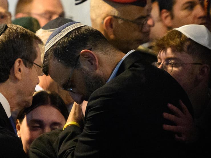 הרב דורון פרץ מחבק את שורד השבי מתן אנגרסט