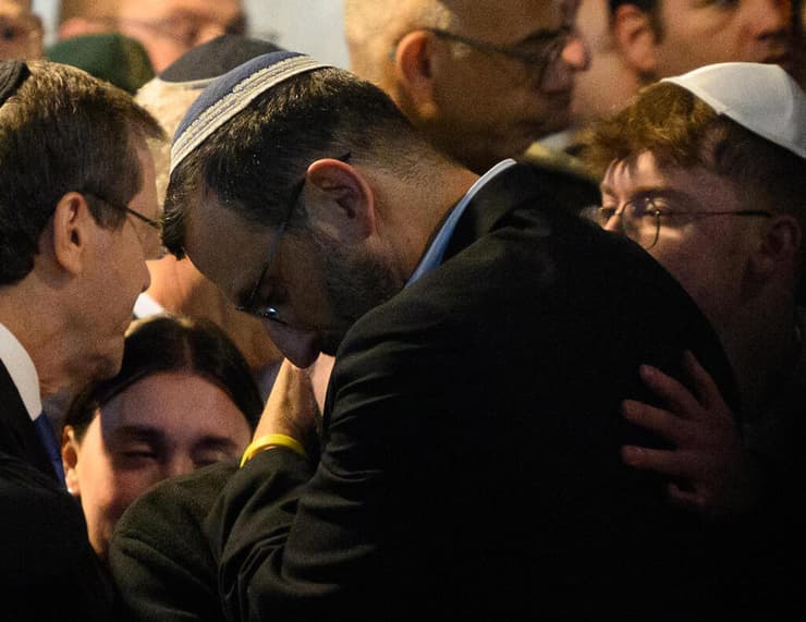 הרב דורון פרץ בהלוויית בנו (צילום: Alexi J. Rosenfeld/Getty Images) הרב דורון פרץ מחבק את שורד השבי מתן אנגרסט