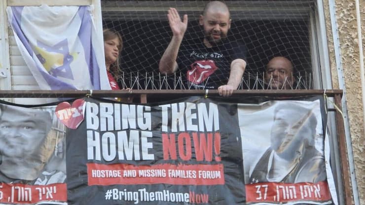 החטוף איתן הורן שב לביתו ב כספר סבא