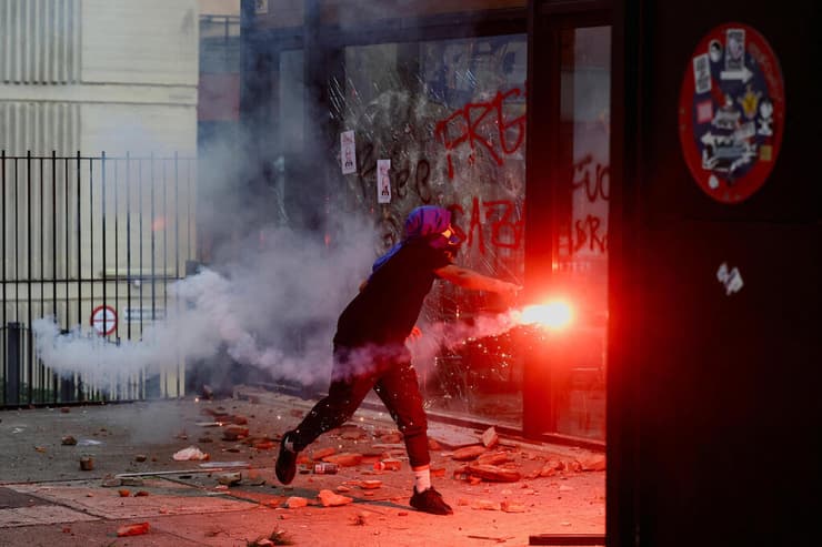 התפרעויות בהפגנה נגד ישראל פרו-פלסטינית בברצלונה ספרד