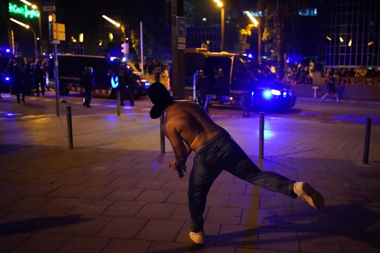 התפרעויות בהפגנה נגד ישראל פרו-פלסטינית בברצלונה ספרד