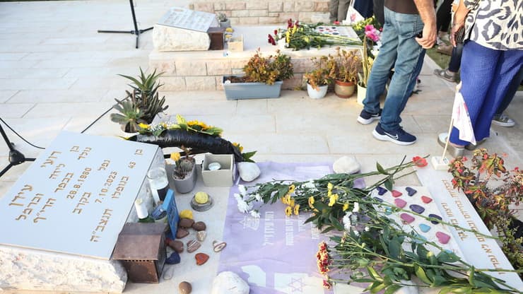 אזכרתו של רועי עידן צלם ynet בבית העלמין כפר הריף