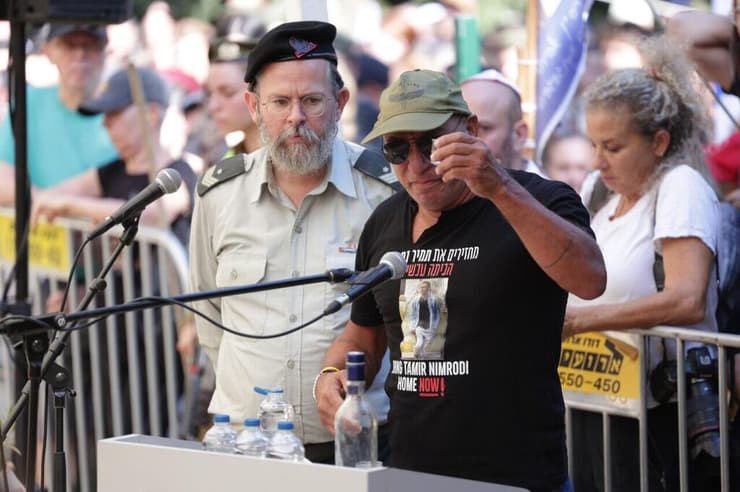 אביו של תמיר מרים צ'ייסר לזכרו (צילום: אלון גלבוע) הלווייתו של תמיר נמרודי ז"ל