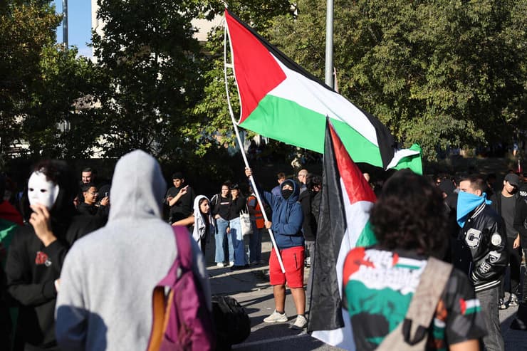 ההפגנות מחוץ לאולם במנרסה, לפני המשחק מול ירושלים (צילום: Josep LAGO / AFP) ההפגנות מחוץ לאולם במנרסה, לפני המשחק מול ירושלים