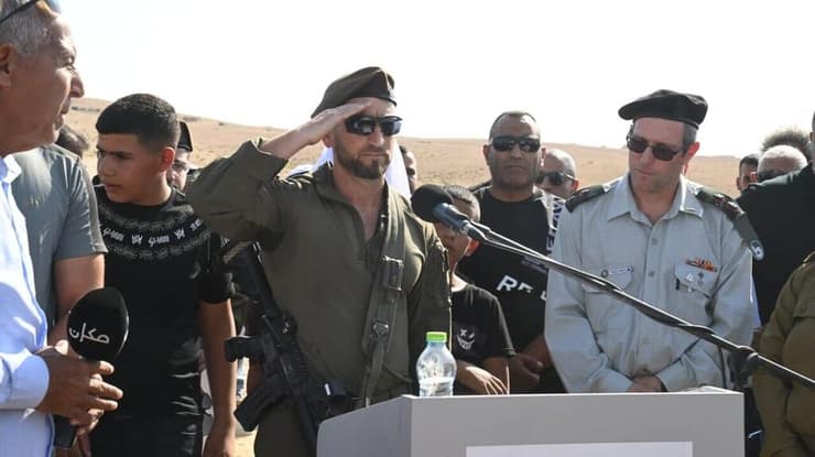 ברק חירם מצדיע לאלאטרש: "היה גשר של ערבות הדדית" (צילום: הרצל יוסף) הלווייתו של רס"ם מוחמד אלאטרש