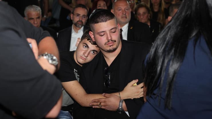 שחר לוי בנו של החלל החטוף איתן לוי בהלווייתו בבית העלמין בחולון