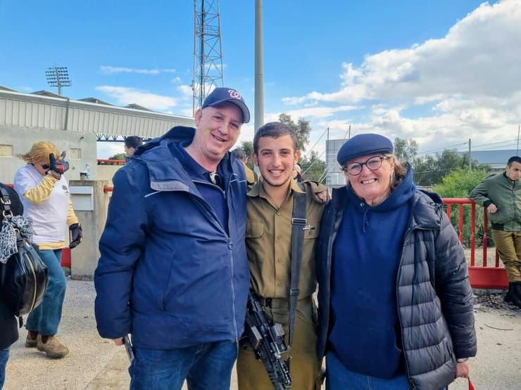 אנדי ורותי וויזר עם הנכד רועי וויזר ז"ל