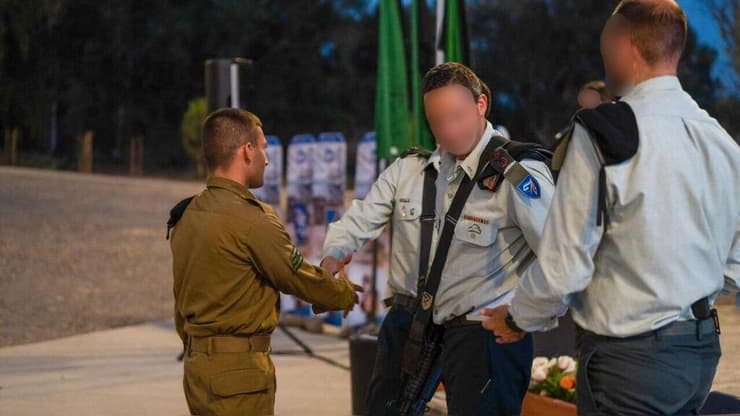 מתן אנגרסט מקבל הצטיינות ב-13.9.2023 מאלעד צורי, מי שהיה מחט 7 דאז