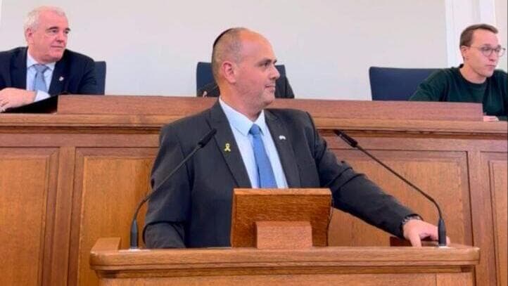 צביקה ברוט בנאומו בברלין צביקה ברוט במועצת העיר נויקלן