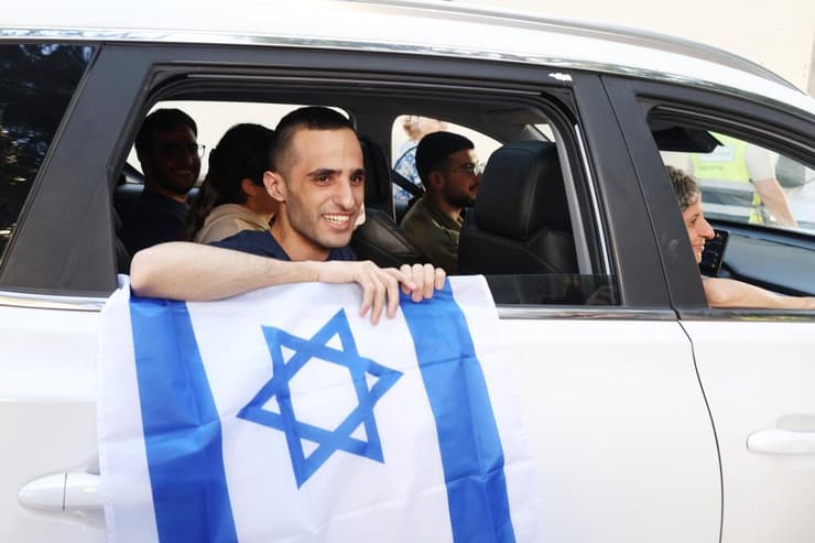 נמרוד כהן עם שובו לביתו ברחובות (צילום: דנה קופל) קבלת פנים לשורד השבי נמרוד כהן ששב לביתו ברחובות