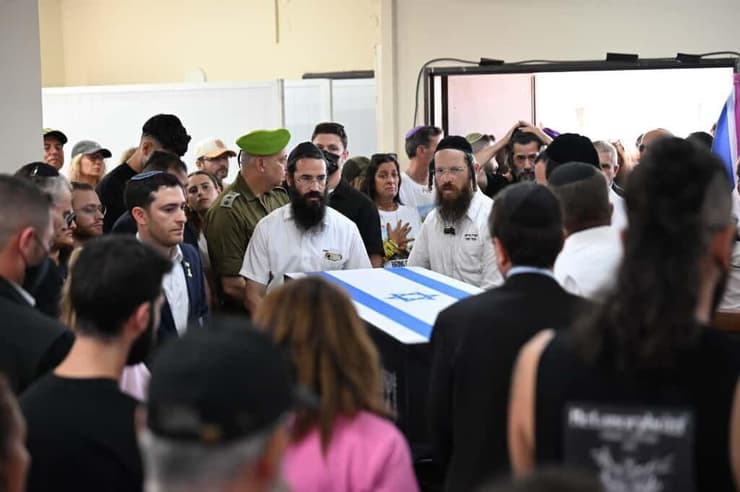 ענבר ז"ל מובאת למנוחות עולמים (צילום: פאולינה פטימר) הלווייתה של ענבר הימן ז"ל