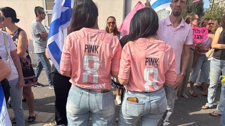 "קיווינו לסוף אחר". אוהדות מכבי חיפה נפרדות מ"פינק" (צילום: מאיר תורג'מן) מסע הלווייתה של ענבר הימן ז"ל