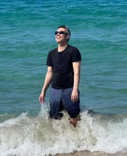 לראשונה בים, אחרי שנתיים. עמרי מירן (צילום: אלי טייכמן ושיר כץ) עמרי מירן לראשונה מאז השבי מבלה בים