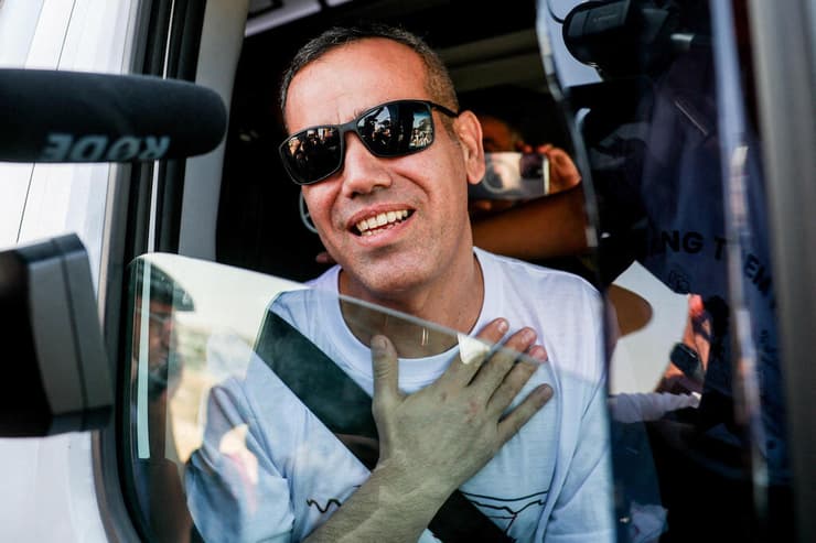 עמיר מירן חוזר הביתה (צילום: REUTERS/Ronen Zvulun) עמיר מירן חוזר הביתה