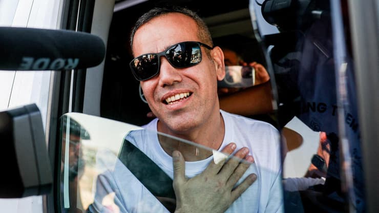 עמיר מירן חזר הביתה (צילום: REUTERS/Ronen Zvulun) עמיר מירן חוזר הביתה