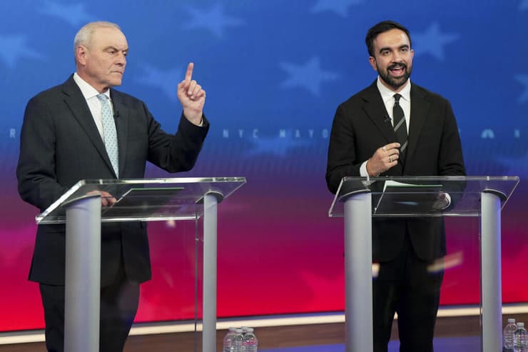 סליווה וממדאני בעימות האחרון. אם הרפובליקני נשאר במרוץ, יהיה בלתי אפשרי לעצור את המועמד הדמוקרטי (צילום: Angelina Katsanis-Pool/Getty Images) קואומו וממדאני בעימות לראשות העיר ניו יורק