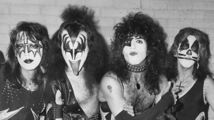 פרהלי (משמאל) עם חבריו ללהקת קיס