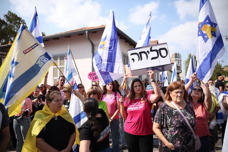 "סליחה". מאות ליוו את ענבר בדרכה האחרונה (צילום: טל שחר) מסע הלווייתה של ענבר הימן ז"ל