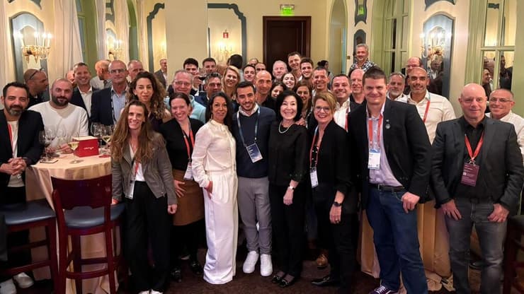 צפרא כץ (במרכז) עם חברי המשלחת הישראלית באירוע של החברה בלאס וגאס (איילה אור-אל) צפרא כץ (במרכז) עם חברי המשלחת הישראלית באירוע של החברה בלאס וגאס