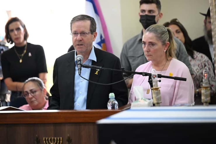 <div style="direction: ltr;"></div><div style="direction: ltr;"></div>הרצוג למשפחת הימן: "גידלתם ילדה טובת לב, אמיצה ורבת יופי, וכך היא תיחקק לנצח בתולדות העם" (צילום: פאולינה פטימר) הלווייתה של ענבר הימן ז"ל