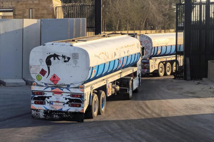 הסיוע יופסק "עד להודעה חדשה". משאית נכנסת לרצועה (צילום: REUTERS/Stringer) מעבר רפיח מצרים