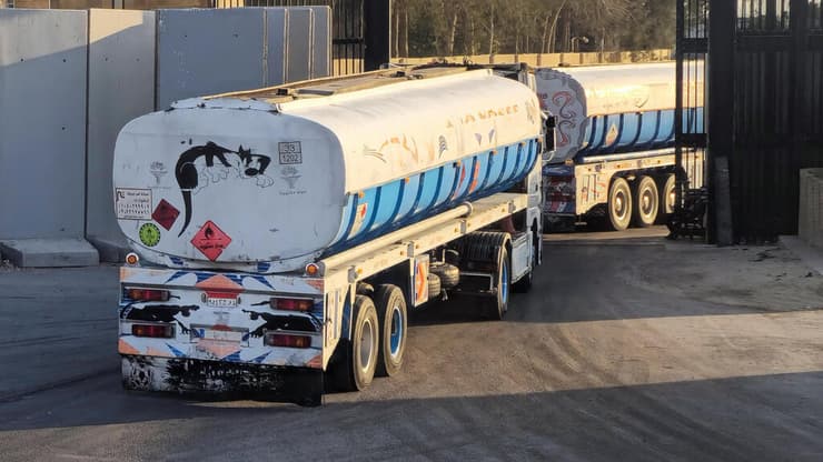 מתפ"ש: "מדי יום נכנסות לרצועת עזה בין 600 ל-800 משאיות" (צילום: REUTERS/Stringer) מעבר רפיח מצרים