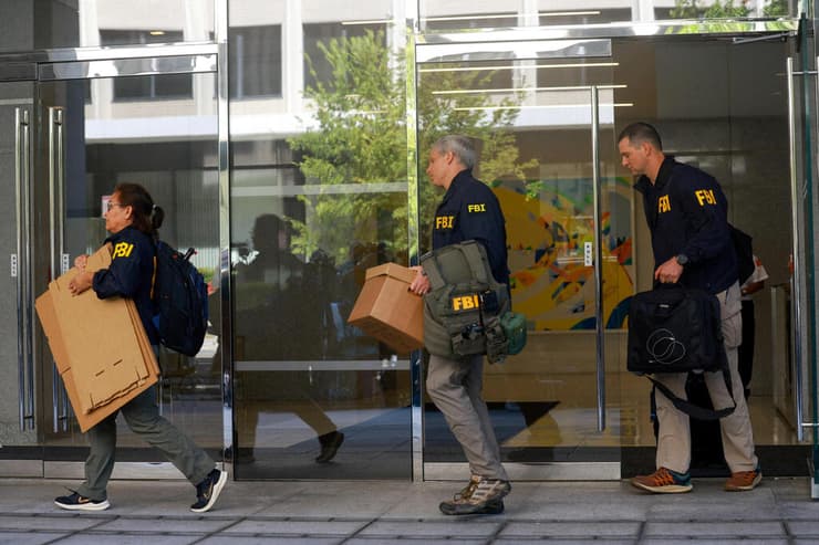 חוקרי FBI במהלך חיפוש במשרדו בוושינגטון של ג'ון בולטון היועץ לביטחון לאומי לשעבר ב ארה"ב במסגרת חקירה נגדו 22 באוגוסט