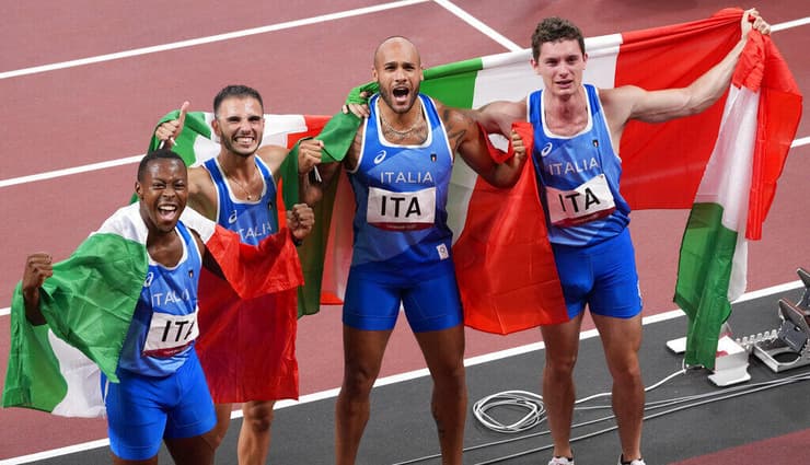 נבחרת השליחים האיטלקית חוגגת את הזהב בטוקיו. מימין: פליפו טורטו, מרסל ג'ייקובס, לורנזו פאטה ואסאוסה דסאלו 