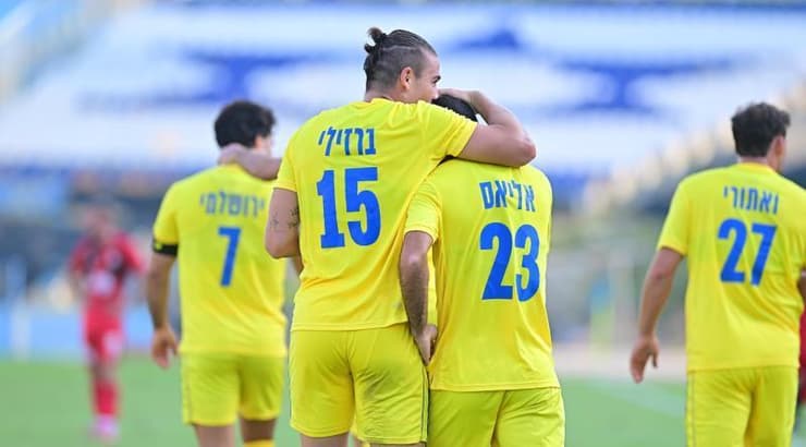 שחקני הרצליה חוגגים עם אוהד ברזילי