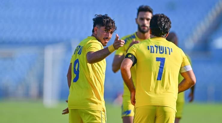 שחקני מכבי הרצליה חוגגים