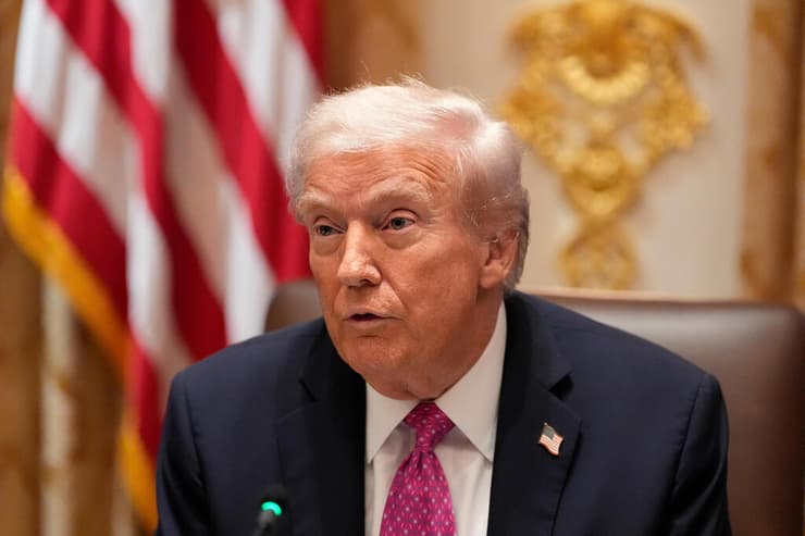 שינה טון. טראמפ (צילום: AP Photo/Alex Brandon) פגישתם של טראמפ וזלנסקי