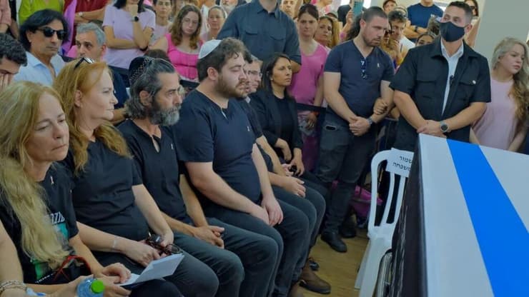 משפחת הימן לצד ארון הקבורה (צילום: אדר איל) הלווייתה של ענבר הימן ז"ל