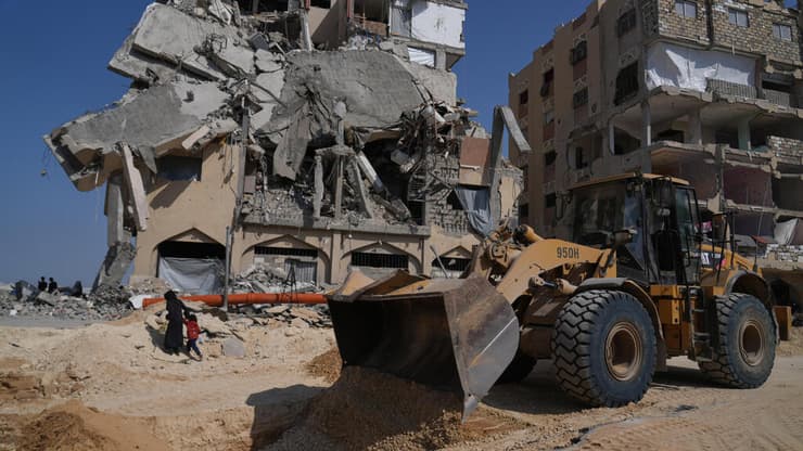 עבודות איתור החללים החטופים בעזה ( צילום: AP Photo/Abdel Kareem Hana) חמאס מחפש את גופות החטופים בחאן יונס