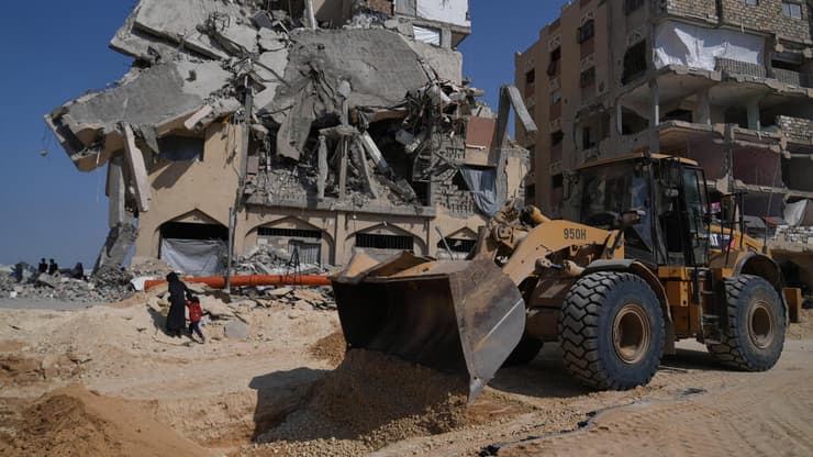 החפירות ברצועת עזה (צילום: AP Photo/Abdel Kareem Hana) חמאס מחפש את גופות החטופים בחאן יונס
