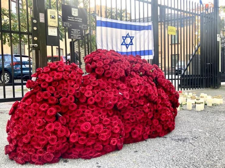 900 ורדים בכניסה לשגרירות בשבדיה