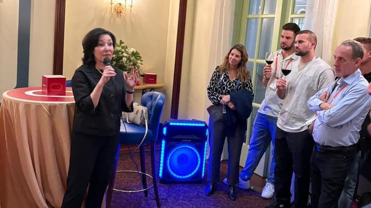 צפרא כץ מדברת לעובדים בכנס של החברה בלאס וגאס (איילה אור-אל) צפרא כץ מדברת לעובדים בכנס של החברה בלאס וגאס