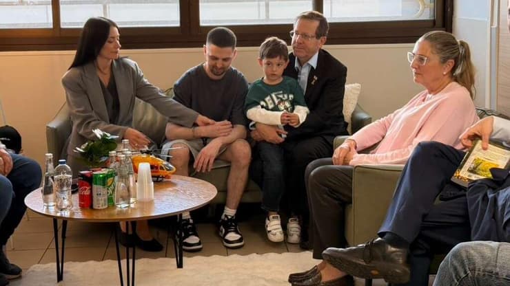 הנשיא עם משפחת בוחבוט (צילום: יוסי זמיר) נשיא המדינה נפגש עם שורדי השבי