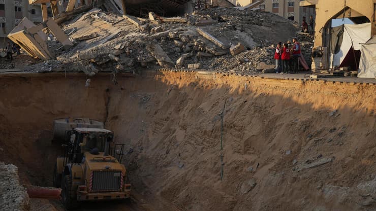 הצלב האדום באתר החיפשים בחאן יונס ( צילום: AP Photo/Abdel Kareem Hana) צלב אדום מגיע לאתר שבו חמאס מחפש את גופות החטופים בחאן יונס