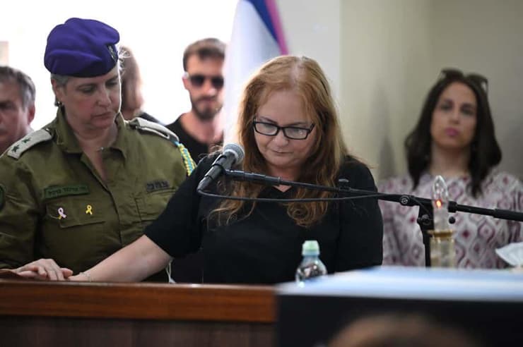 <div style="direction: ltr;"></div>"מבטיחה שתהיה לך מצבה ורודה, שאוכל לדבר איתך". האמא יפעת (צילום: פאולינה פטימר) יפעת הימן, אמה של ענבר הימן ז״ל