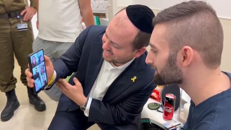 מתן בשיחה עם חמש התצפיתניות: "אתן גיבורות אמיתיות" (צילום: שלומי כהן) מתן אנגרסט ושי גראוכר