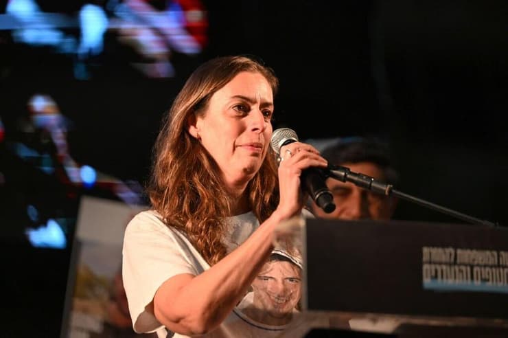 איילת גולדין בעצרת בכיכר החטופים בתל אביב