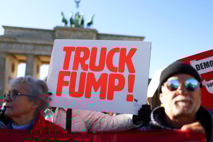 ההפגנה בברלין (צילום: REUTERS/Christian Mang) הפגנה נגד נשיא ארה"ב דונלד טראמפ בברלין